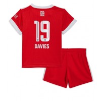Fotbalové Dres Bayern Munich Alphonso Davies #19 Dětské Domácí 2022-23 Krátký Rukáv (+ trenýrky)